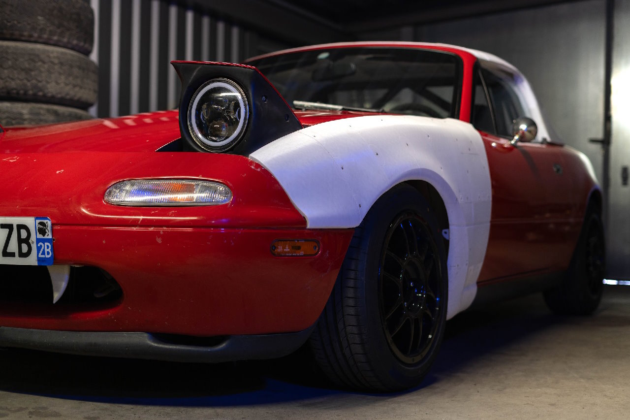 Photo d'une MX5 NA rouge dans un garage